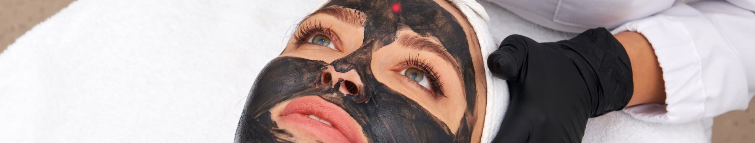 Schwarze Carbon Maske Gesichtsbehandlung